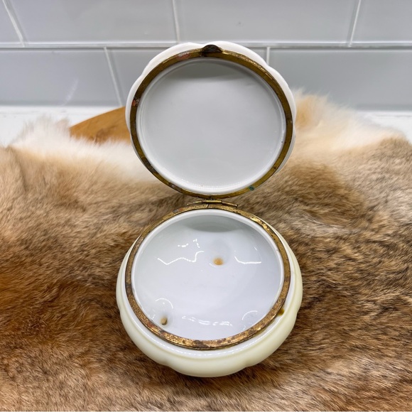 Vintage Porcelain Trinket Box Footed Handpainted Courting Couple Made in Japan - Picture 3 of 10